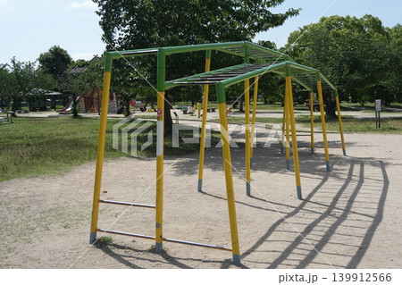公園の遊具 平行棒 公園の遊具 平行棒 139912566