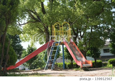 公園のカラフルな遊具 すべり台 公園のカラフルな遊具 すべり台 139912567