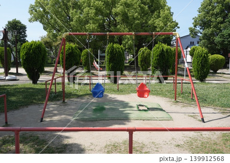 公園の遊具のある公園　ブランコ 139912568
