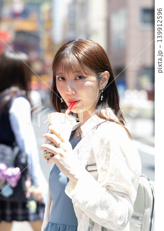 横浜中華街で食べ歩きを楽しむ女性 139912596