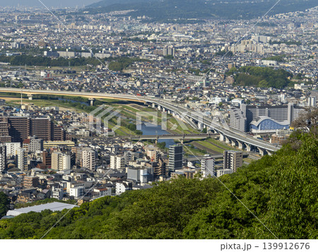 新緑の五月山から見る街の風景 新緑の五月山から見る街の風景 139912676