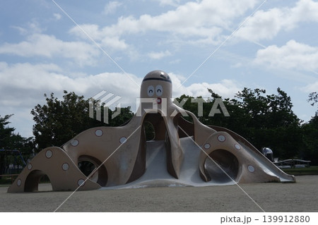 公園にある遊具 すべり台 公園にある遊具 すべり台 139912880