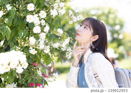 初夏のローズガーデンを楽しむ女性 139912953