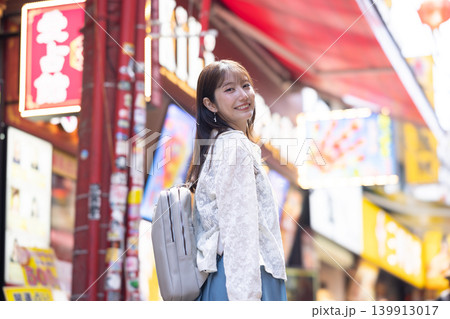 横浜中華街を楽しむ女性 横浜中華街を楽しむ女性 139913017