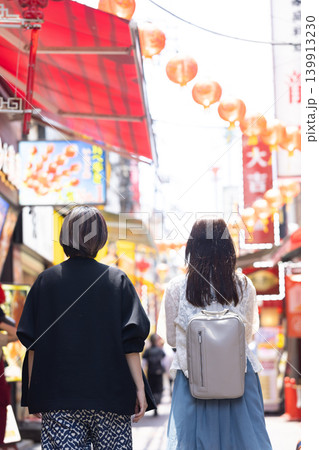 横浜中華街を楽しむ女性 横浜中華街を楽しむ女性 139913230