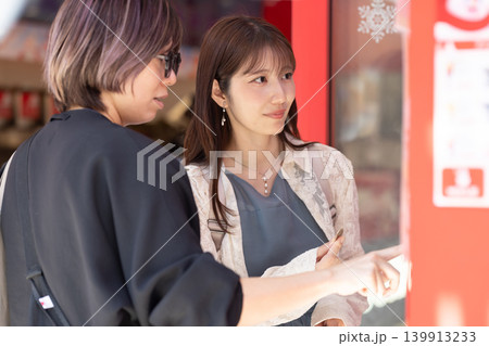 横浜中華街を楽しむ女性 横浜中華街を楽しむ女性 139913233