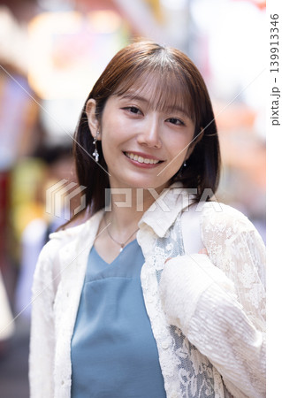横浜観光を楽しむ女性 横浜観光を楽しむ女性 139913346