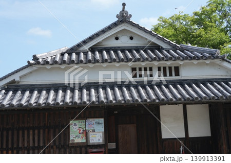 白壁と本瓦葺きの建物 139913391