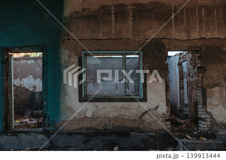 The ruins of an abandoned building 139913444