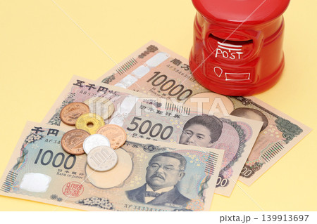 貯金箱とお金 139913697