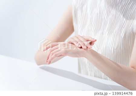腕に日焼け止めを塗る女性 腕に日焼け止めを塗る女性 139914476