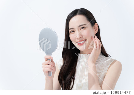手鏡を見て肌のチェックをする女性 139914477