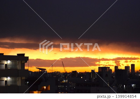 綺麗に色づいた夕焼けは刻々と変化していく 綺麗に色づいた夕焼けは刻々と変化していく 139914854
