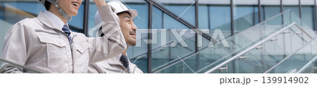 建設業の若手と現場監督の上司と部下が未来と目標を見上げる横顔、新卒研修・人材育成イメージのバナー顔無 建設業の若手と現場監督の上司と部下が未来と目標を見上げる横顔、新卒研修・人材育成イメージのバナー顔無 139914902