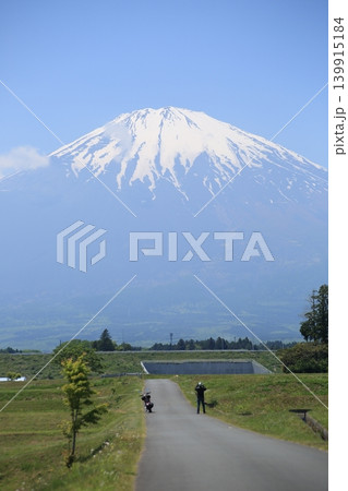 田園の中の富士山に続く真っ直ぐな一本道 田園の中の富士山に続く真っ直ぐな一本道 139915184