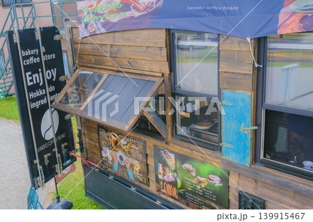 [日の出公園]ラベンダー畑の中に佇むカフェの店先の風景 139915467