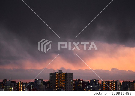 不気味な雲が現れて天気が下り坂の夕焼け空 139915483