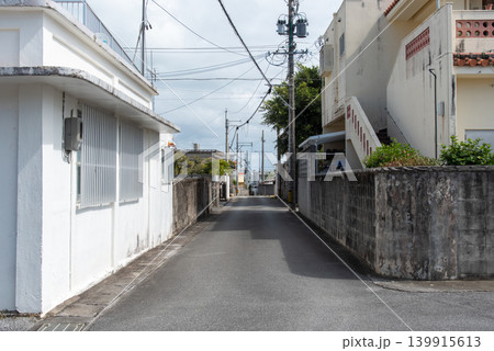 電柱や家々の影が道路にある天気の良い街の路地裏 139915613