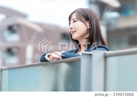 遠くを見つめ黄昏る30代ジャケット姿のビジネス女性 遠くを見つめ黄昏る30代ジャケット姿のビジネス女性 139915888