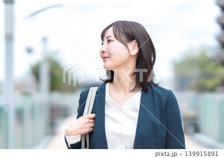 通勤する30代ジャケット姿のビジネス女性 139915891