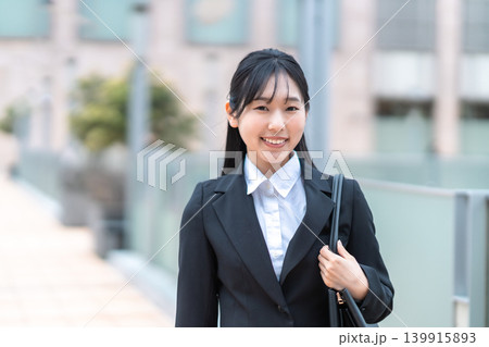 通勤をするスーツ姿のビジネスウーマン 139915893
