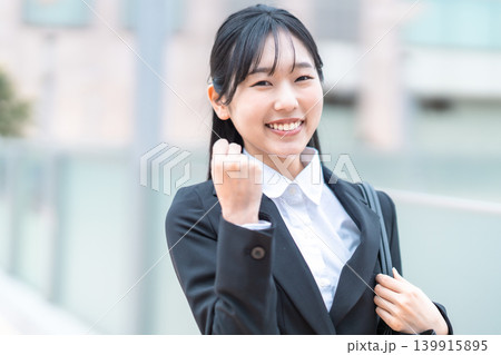 ガッツポーズのジャケット姿のビジネス女性 ガッツポーズのジャケット姿のビジネス女性 139915895