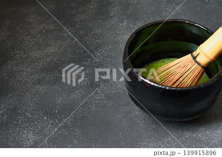 日本の茶道　Japanese tea ceremony（黒背景 コピースペースあり） 139915896