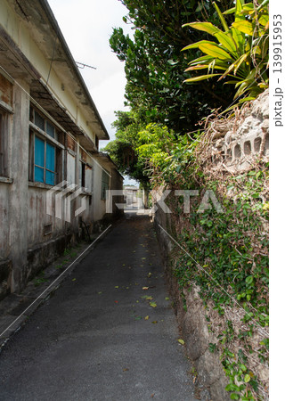 両側が建物の壁や石垣で暗い路地裏の抜け道 両側が建物の壁や石垣で暗い路地裏の抜け道 139915953