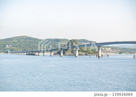 「山口県」(5月)【観光地】 山口県下関市の角島展望台から見る角島大橋 「山口県」(5月)【観光地】 山口県下関市の角島展望台から見る角島大橋 139916069
