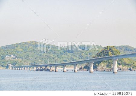 「山口県」(5月)【観光地】 山口県下関市の角島展望台から見る角島大橋 「山口県」(5月)【観光地】 山口県下関市の角島展望台から見る角島大橋 139916075