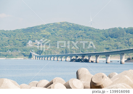 「山口県」(5月)【観光地】 山口県下関市の角島展望台から見る角島大橋 「山口県」(5月)【観光地】 山口県下関市の角島展望台から見る角島大橋 139916098