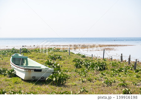 「山口県」(5月)【観光地】 山口県下関市の角島灯台から見る日本海 「山口県」(5月)【観光地】 山口県下関市の角島灯台から見る日本海 139916198