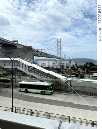 明石海峡大橋と路線バス・舞子の街並み 139916485