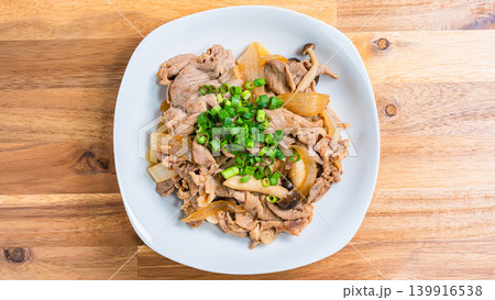 豚肉ときのこのスタミナ炒め ネギをのせた和風おかずの料理写真 豚肉ときのこのスタミナ炒め ネギをのせた和風おかずの料理写真 139916538