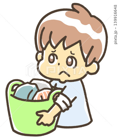 洗濯物をもって困った顔をしている男の子 洗濯物をもって困った顔をしている男の子 139916648