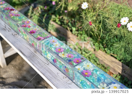 コスモスの花を浮かべたグラスキューブ 139917025