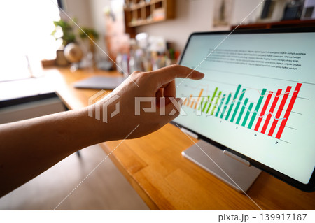 タブレットでグラフを見る手 タブレットでグラフを見る手 139917187