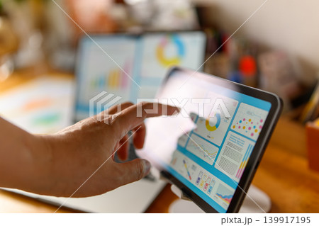 タブレットでデータ分析 139917195
