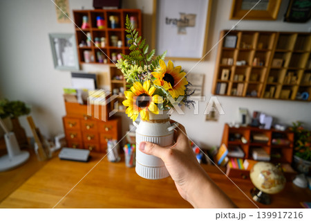 部屋に飾られたひまわりの花 139917216