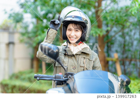 バイクに乗る女性 139917263