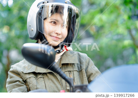 バイクに乗る女性 バイクに乗る女性 139917266