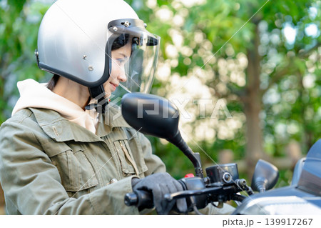 バイクに乗る女性 バイクに乗る女性 139917267