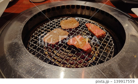網の上で香ばしく焼かれる美味しそうな和牛と牛タンの焼肉 網の上で香ばしく焼かれる美味しそうな和牛と牛タンの焼肉 139917559