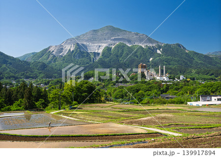 武甲山・田植えが始まった寺坂棚田・横瀬町 武甲山・田植えが始まった寺坂棚田・横瀬町 139917894