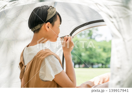 キャンプ場,レジャー施設のテント内でドリンクを飲む女の子 キャンプ場,レジャー施設のテント内でドリンクを飲む女の子 139917941