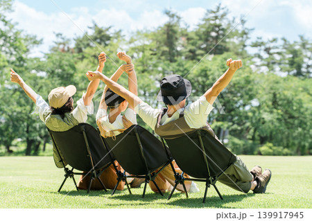 公園,キャンプ場でチェアリングする親子,ファミリー 139917945