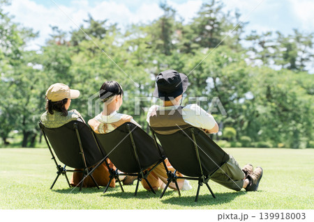 公園,キャンプ場でチェアリングする親子,ファミリー 公園,キャンプ場でチェアリングする親子,ファミリー 139918003