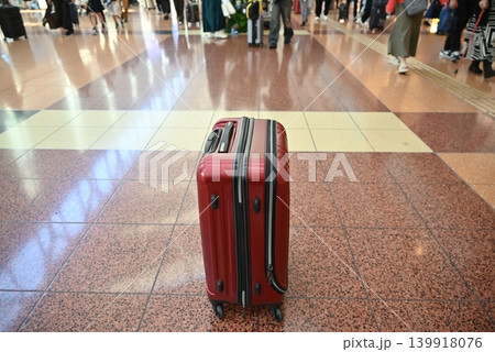 空港や駅のロビーに置かれた旅行用の赤いスーツケース 空港や駅のロビーに置かれた旅行用の赤いスーツケース 139918076