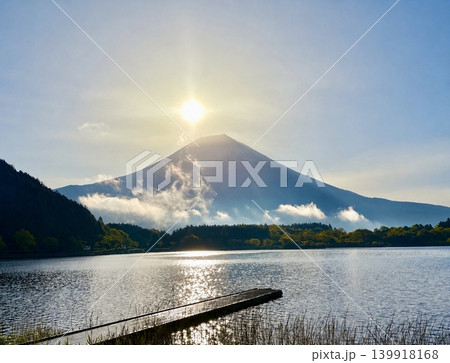 湖畔と朝の富士山 湖畔と朝の富士山 139918168