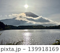 朝霧漂う湖畔と幻想的な富士山 139918169